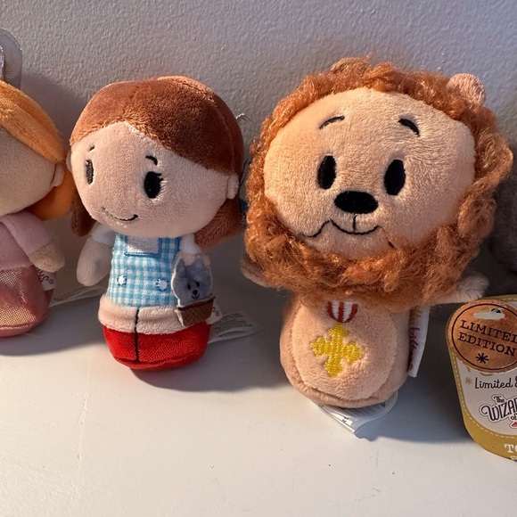 Whimsical set of 8 Wizard of Oz Hallmark itty bitty’s 🦁 🐶 👧 - Picture 3 of 10
